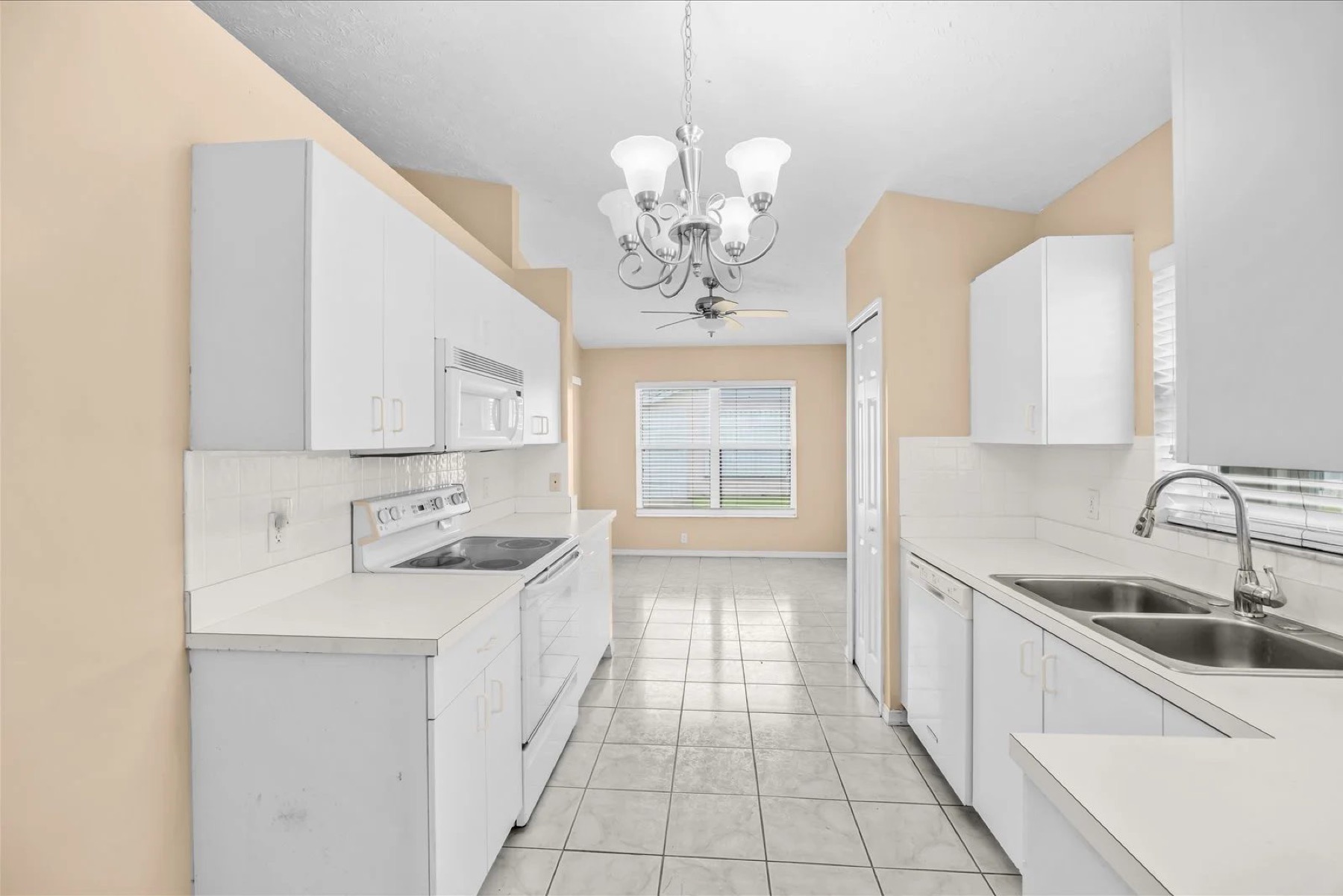 Kitchen with Full Appliances