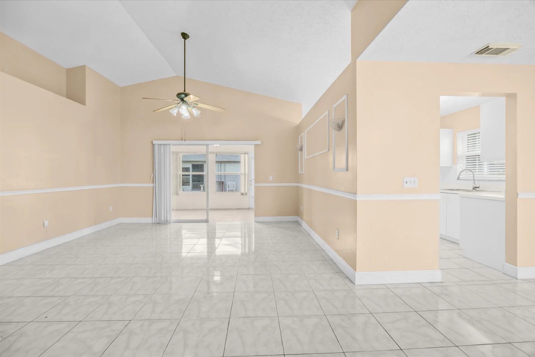 413 European Ln — interior
