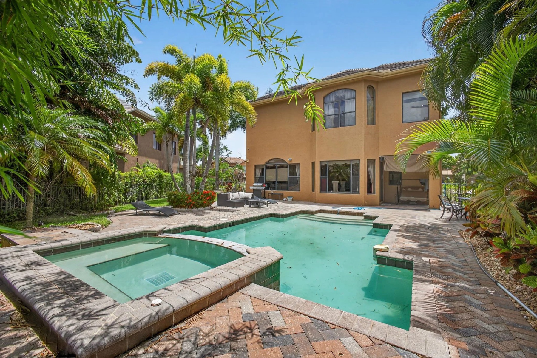 Lakefront Pool & Lanai